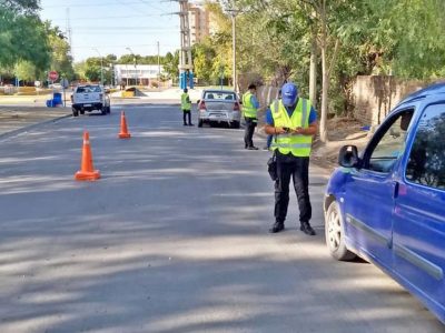 Agentes de tránsito supervisan la documentación de un vehículo en una calle de Neuquén.