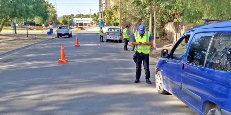 Agentes de tránsito supervisan la documentación de un vehículo en una calle de Neuquén.