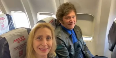 Javier Milei, sentado en un avión junto a su hermana Karina.