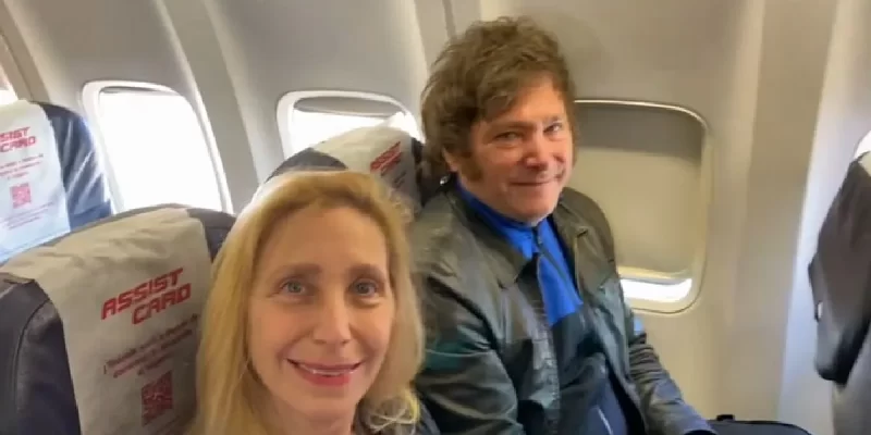 Javier Milei, sentado en un avión junto a su hermana Karina.