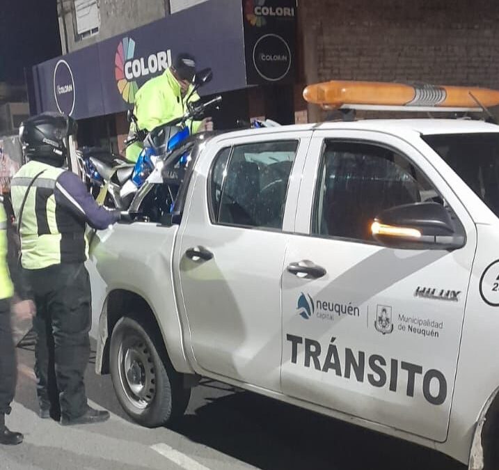 Agentes de tránsito secuestran una moto durante un control.