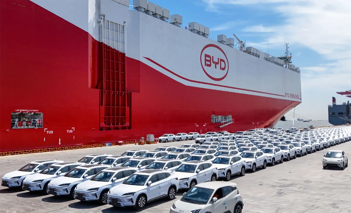 La llegada del barco chino marca un hito en la importación de vehículos eléctricos a Argentina. - Picado