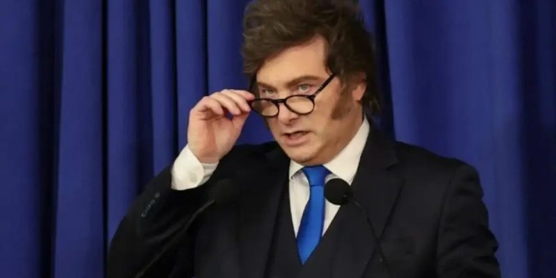 Milei prepara reglamentación para expulsar extranjeros que inciten odio