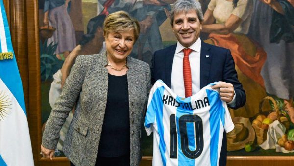 FMI llega a Argentina con presión del dólar en año electoral