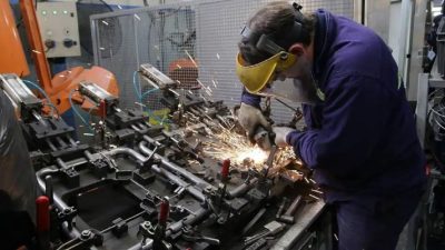 Economía pierde impulso y crisis de empleo cuestiona recuperación