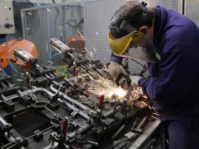 Economía pierde impulso y crisis de empleo cuestiona recuperación