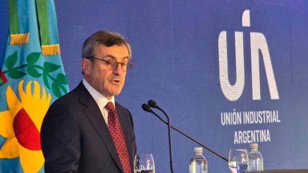 Gobierno prepara plan de rescate ante crisis económica y reclamo de la UIA
